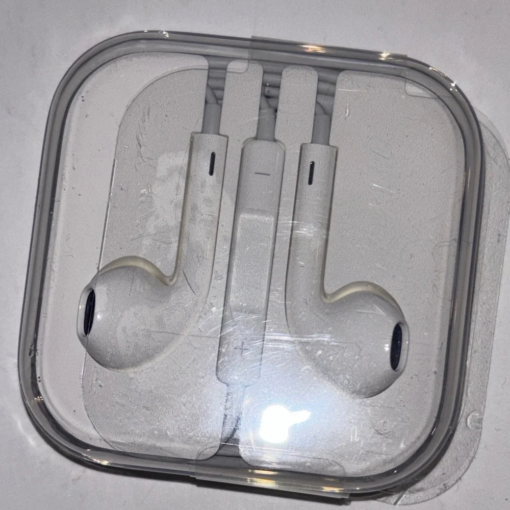 Apple iPhone 6s Box iPhone 6 ear buds with cord and charging brick